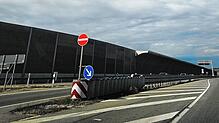 Die Lärmschutzwand an der B27. Eine Fahrbahn ist gesperrt, zudem gilt Tempo 50.