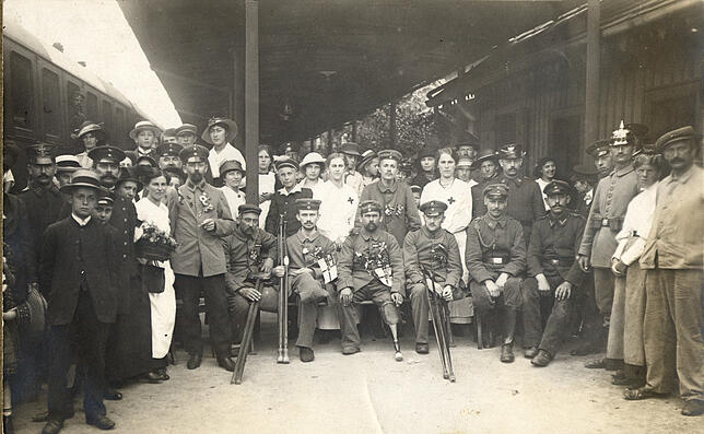 Invalide deutsche Soldaten auf dem Konstanzer Bahnhof nach ihrer Rückkehr aus Schweizer Internierung.