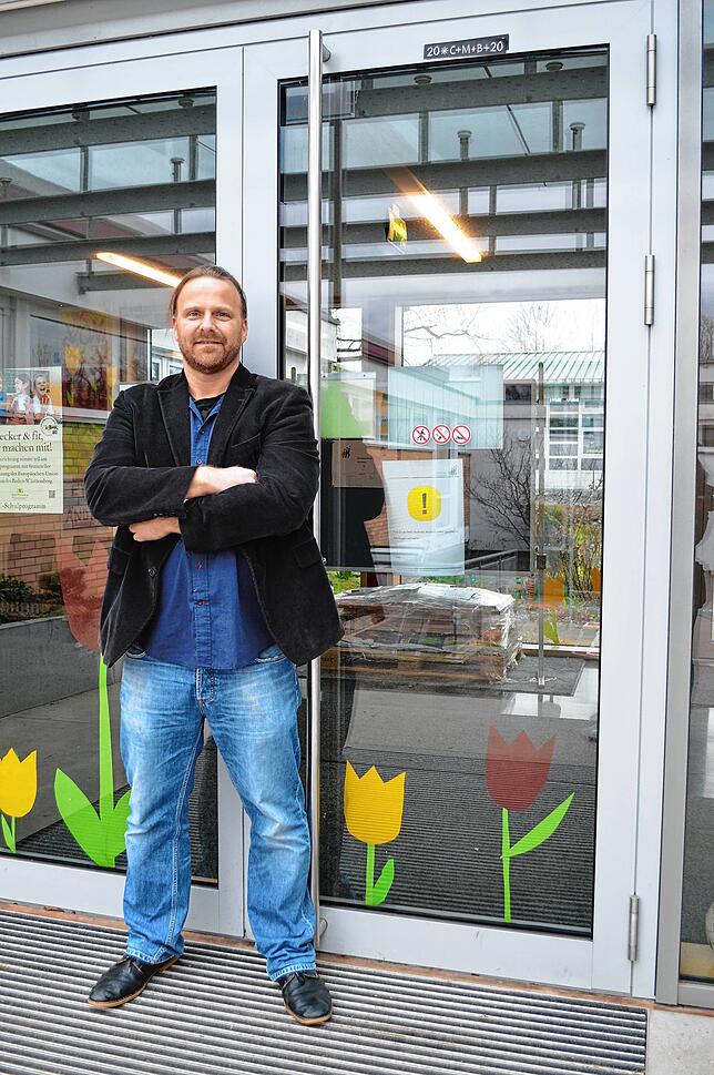 Martin Müller-Schöll, Schulleiter der Don-Bosco-Schule in Ettenkirch, steht vor der geschlossenen Türe des Schulhauses. Er musste auf ...