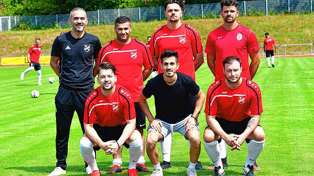 Zuversichtlich: Der neue Trainer Deniz Aytac und sein Co-Trainer Servet Ay-Güven freuen sich über die Neuzugänge Endrit Gashi, Arjenit ...
