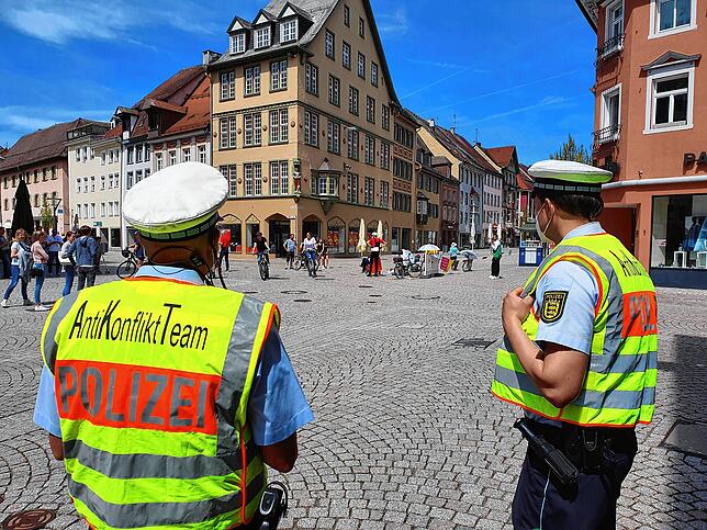 Die Polizei ist in der Stadt überall. Hier eines von mehreren Antikonfliktteams. Bild: Norbert Trippl