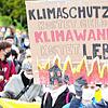 Das Archivbild zeigt Teilnehmer einer Demonstration der Bewegung &bdquo;Fridays for Future&ldquo;. Den Konstanzer Gemeinderäten gehen ...