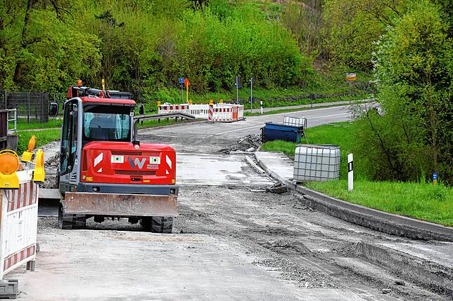Bild 3: Abriss und Neubau: Ein Rückblick in 20 Bildern auf die Brücken-Großbaustelle auf der B313 vor dem Stockacher Rißtorf-Kreisel