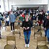 Lara Schuhwerk, Start-up-Unternehmerin und ehemalige Schülerin des Hegau-Gymnasiums (Mitte), berichtete auf Einladung von Lehrerin Sonja ...