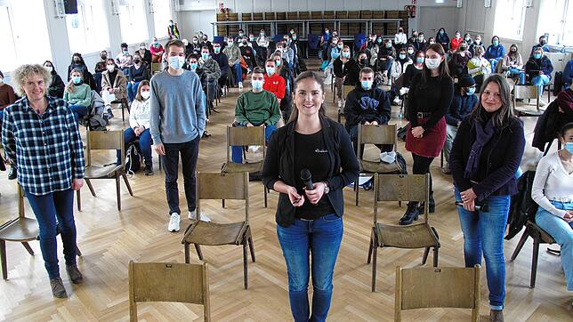 Lara Schuhwerk, Start-up-Unternehmerin und ehemalige Schülerin des Hegau-Gymnasiums (Mitte), berichtete auf Einladung von Lehrerin Sonja ...