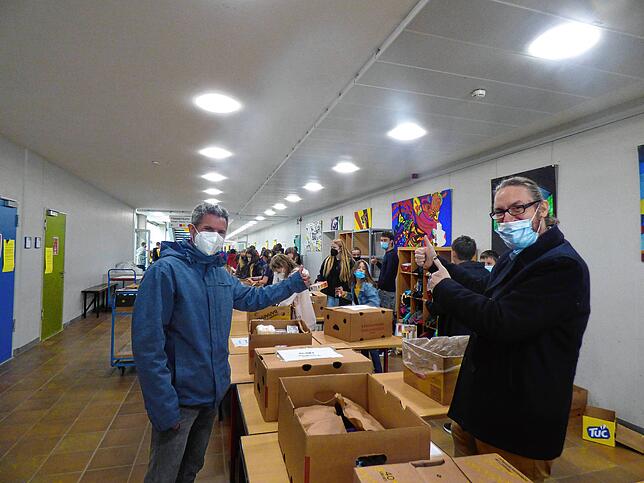 Die Schüler des Gymnasiums sammeln ebenfalls fleißig Spenden und verpacken sie. Die Lehrer (von links) Oliver Fredel und Stefan Ferguson ...