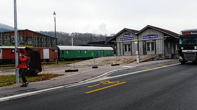 Spätestens hier, am Bahnhof Ramsen der Etzwiler Bahn, endet die Strecke, die die Machbarkeitsstudie untersuchen wird.