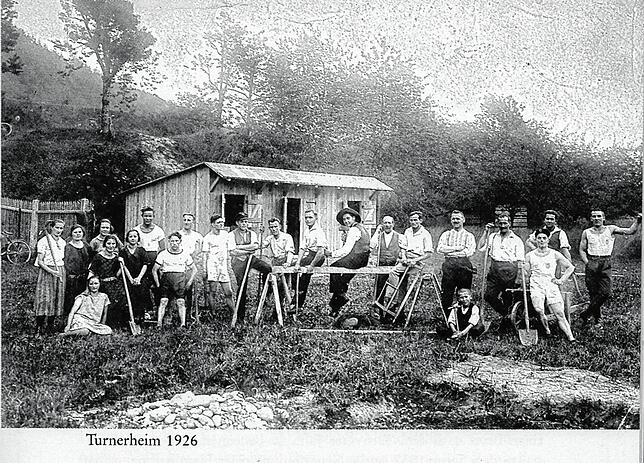 Das Turnerheim des Turnvereins Waldshut 1926 in der Schmittenau und Vereinsmitglieder, die bei seinem Bau mitgeholfen haben.