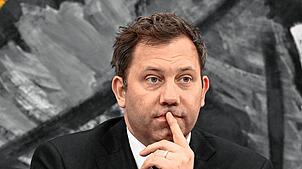 Finanzminister Lars Klingbeil bei einer Pressekonferenz.