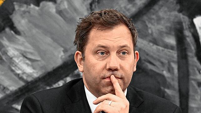 Finanzminister Lars Klingbeil bei einer Pressekonferenz.