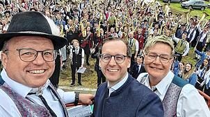 Dirigent Andreas Fluck, Bürgermeister Martin Numberger und Vorsitzende Felizitas Stihl freuen sich über das Gelingen des Festes. Foto: ...