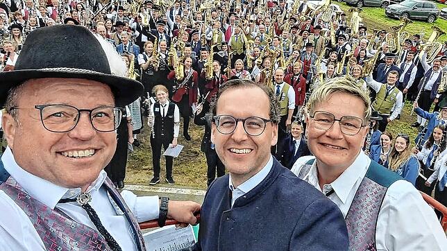 Dirigent Andreas Fluck, Bürgermeister Martin Numberger und Vorsitzende Felizitas Stihl freuen sich über das Gelingen des Festes. Foto: ...