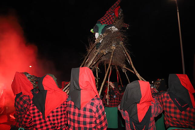 Die Waldhexen hievten auf ihren Besen gekonnt eine Hexe in die Höhe.