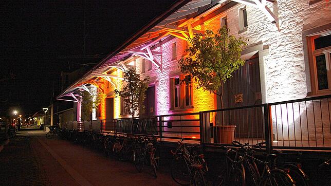 Sieht hübsch aus und gehört im Moment der Vergangenheit an: Veranstaltungsstätten wie hier die Spiegelhalle des Theaters werden nachts ...