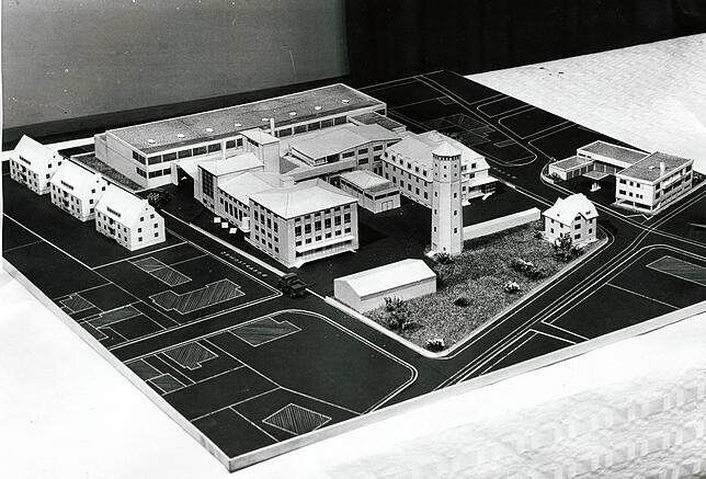 Ein Modell des ehemaligen Milchwerks aus dem Jahr 1968. Vorne verläuft quer die Schiesserstraße, links die Schiesserstraße und die ...