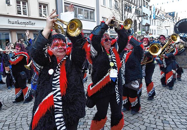 Bild 21: Fasnetmontag in Villingen: Bilder vom blau-weißen  Glonkiumzug