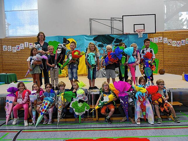 Klassenlehrerin Eva Botta mit ihrer neuen Klasse 1b bei deren Einschulung an der Teggingerschule.