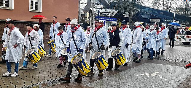 Fanfarenzug, Narrenzunftobere und Schulkinder ziehen auf dem Rathausplatz ein.