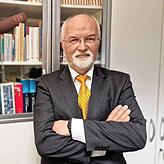 Detlef Kröger arbeitet als Jurist in Illertissen. Die Aufnahme entstand in seiner Kanzlei.