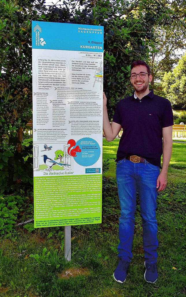 Max Kefer an einer Schautafel für den Sagenpfad im Kurpark Höchenschwand.