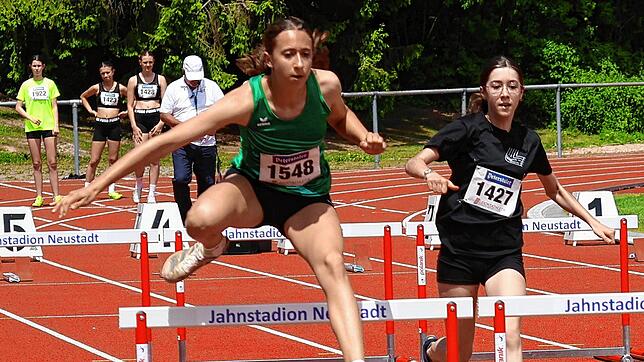 Lotte Nagel (links) dominierte die Laufstrecken in Neustadt.