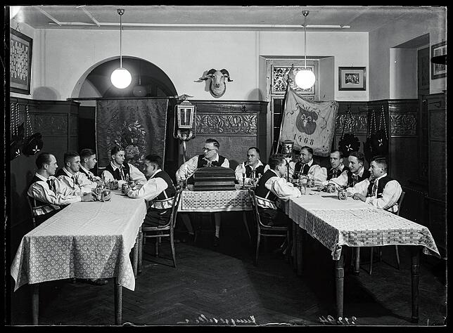 DIe Junggesellen mit Chilbiutensilien und neuer Tracht circa 1937.