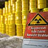 Auf diesem Symbolbild weist ein Schild im Atommüllendlager Morsleben auf einen Sperrbereich hin, in dem Fässer mit Atommüll eingelagert ...
