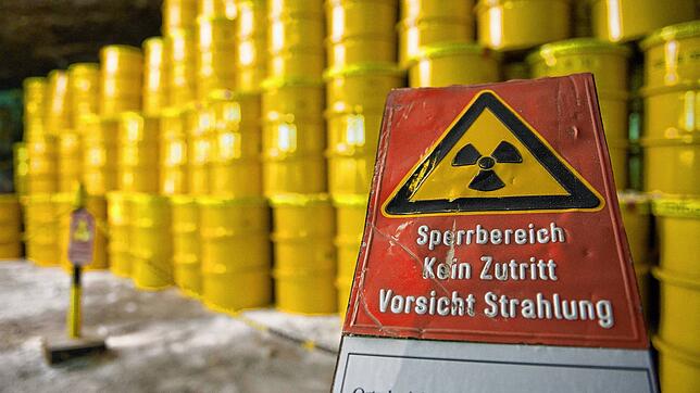 Auf diesem Symbolbild weist ein Schild im Atommüllendlager Morsleben auf einen Sperrbereich hin, in dem Fässer mit Atommüll eingelagert ...