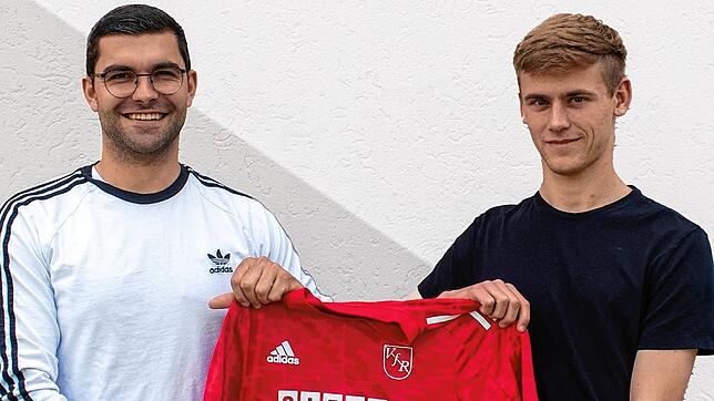 Neuzugang: Sportchef Kai Schillinger (links) begrüßt Samuel Spreter beim VfR Bad Bellingen.