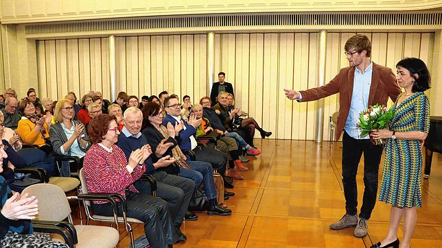 Nach ihrer Rede mit anschließender lebhafter Diskussion bekommt die Landtagspräsidentin Muhterem Aras (rechts) Blumen von Stephan Kühnle ...