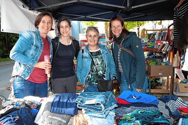 Bild 16: Konstanz: Auf zum Deutsch-Schweizer Flohmarkt! Diese Besucher und Verkäufer sind dabei