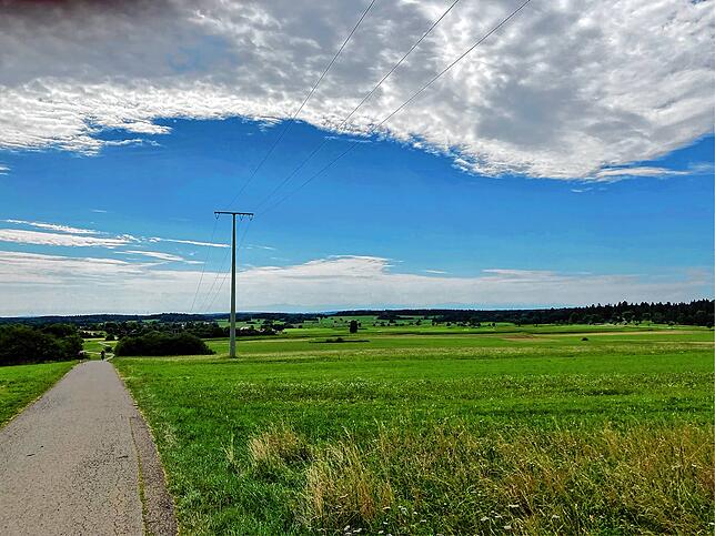 Ein weiter Himmel, eine weite Landschaft, ein schöner, einsamer Weg zum Radeln: Zwischen Mahlstetten und Stetten fährt es sich sehr ...