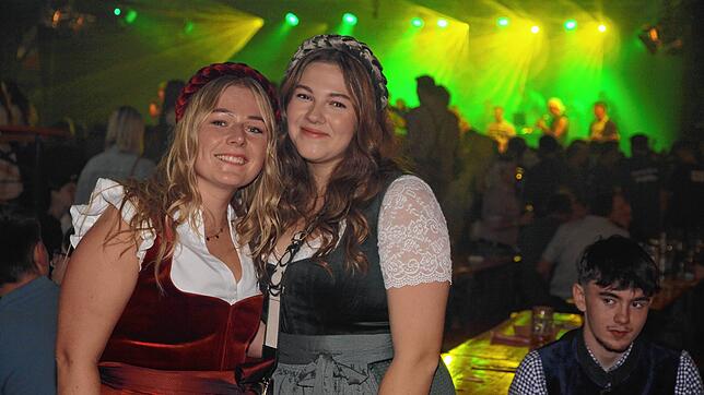 Sophie und Lara sind aus Allensbach nach Honstetten gekommen, um beim Auftritt der Froschenkapelle am Samstag mitzufeiern.