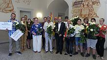 Gruppenbild mit Flüchtlingen und Rathausmitarbeitern. In der Mitte (von links) Netzwerk-willkommen-Vorsitzende Dorothee Golm, Sprecher ...