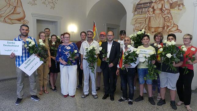 Gruppenbild mit Flüchtlingen und Rathausmitarbeitern. In der Mitte (von links) Netzwerk-willkommen-Vorsitzende Dorothee Golm, Sprecher ...