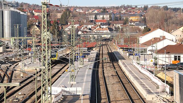 Von der Fürst-Joachim-Brücke aus betrachtet, lassen sich die neuen Bahnsteige des Bahnhofs Donaueschingen gut erkennen. Die ...