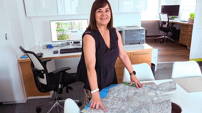 Sylvia Westermann, Geschäftsführerin der Tourismusgemeinschaft Bodensee-Gehrenberg zeigt den Premiumwanderweg „GuckinsLand“ ...
