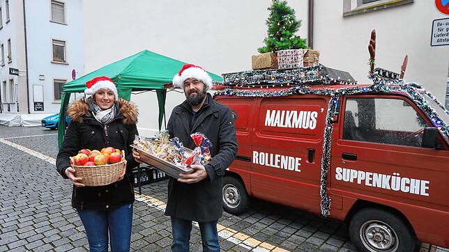 Mit ihrer rollenden Suppenküche verteilen Claudia und Gregor Malkmus an Weihnachten Sachspenden an Obdachlose.