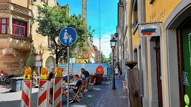 Gemütlich Kaffee trinken auf einer Baustelle? Die Betreiber des Cafés Dolce Vita in der Zollernstraße machen das Beste aus der ...
