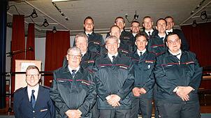 Befördert (hinten, v. l.): Daniel Blattert (Oberlöschmeister), Philipp Kaiser, Ralf Müllek (Löschmeister), Christoph Burger ...