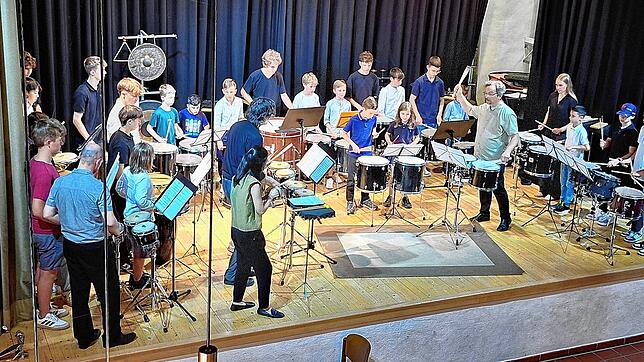 Am 29. Juni dreht sich bei der Musikschule Tiengen alles einen Tag lang um das Schlagzeug. Dabei gibt es drei Workshops und Konzerte im ...