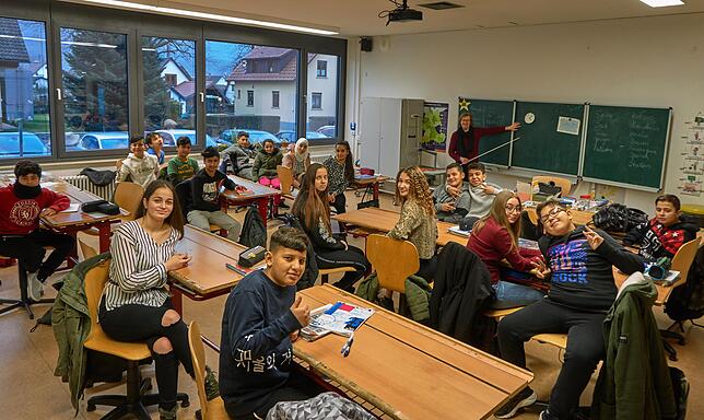 Gemeinsam lernen, was für den Besuch der Schule in Deutschland nötig ist: In der VKL-Klasse von Benita Hasselblatt an der Wehrer ...