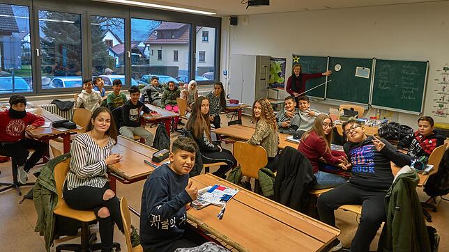 Gemeinsam lernen, was für den Besuch der Schule in Deutschland nötig ist: In der VKL-Klasse von Benita Hasselblatt an der Wehrer ...