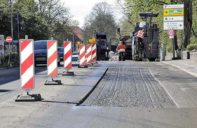 Die Arbeiten in der Salinenstraße kommen zügig voran. Der Verkehr wird einseitig an der Baustelle vorbeigeleitet.