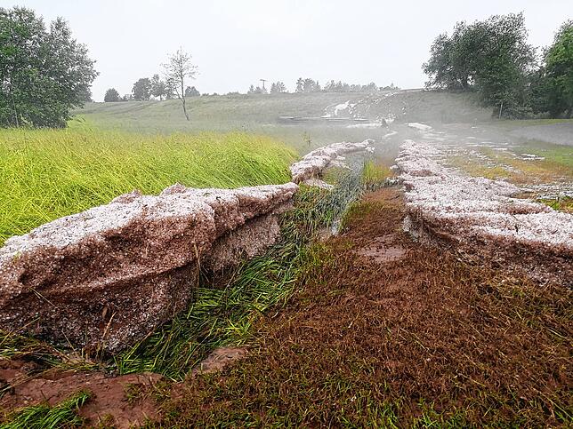 Nach Schauern und Hagel liegt Dunst über Wiesen und Feldern bei Mönchweiler.