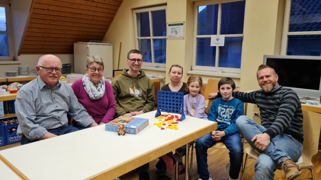 Unser Bild zeigt das Übersetzer-Ehepaar Gerhard und Maria Heinzle und die Familie: Yra, Lena, Alina und Artem sowie Übersetzer Christoph ...