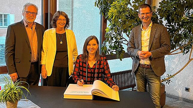 Filmemacherin Maria Brendle trägt sich ins goldene Buch der Gemeinde Mühlhausen-Ehingen ein. Dabei waren unter anderem ihre Eltern ...