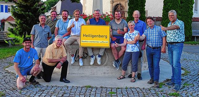 Bürgermeister Frank Amann (Mitte mit Schild) und der Gemeinderat von Heiligenberg sind hoch erfreut, dass die Gemeinde weiterhin das ...