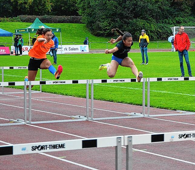 80m Hürdenlauf der U16-Mädchen beim Vergleichskampf in Salem: Sara Polito (links) von der LG Hohenfels ist hier noch gleichauf mit der ...