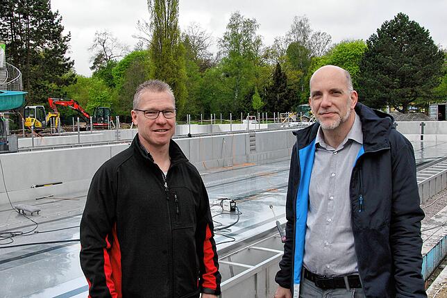 Bautechniker Maik Friedrich (links) und Stadtbaumeister Christian Unkel haben auf der Baustelle im Parkschwimmbad alles im Blick und ...